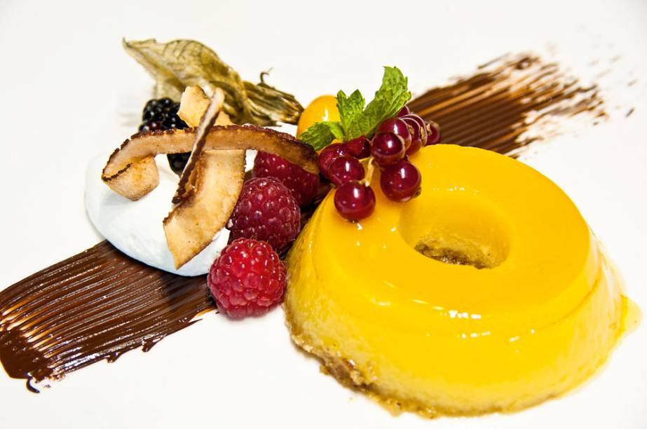 Quindim com redução de cachaça Quindim com redução de cachaça