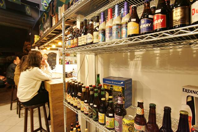 Além de serem armazenadas em geladeiras, as cervejas também encontram-se em prateleiras