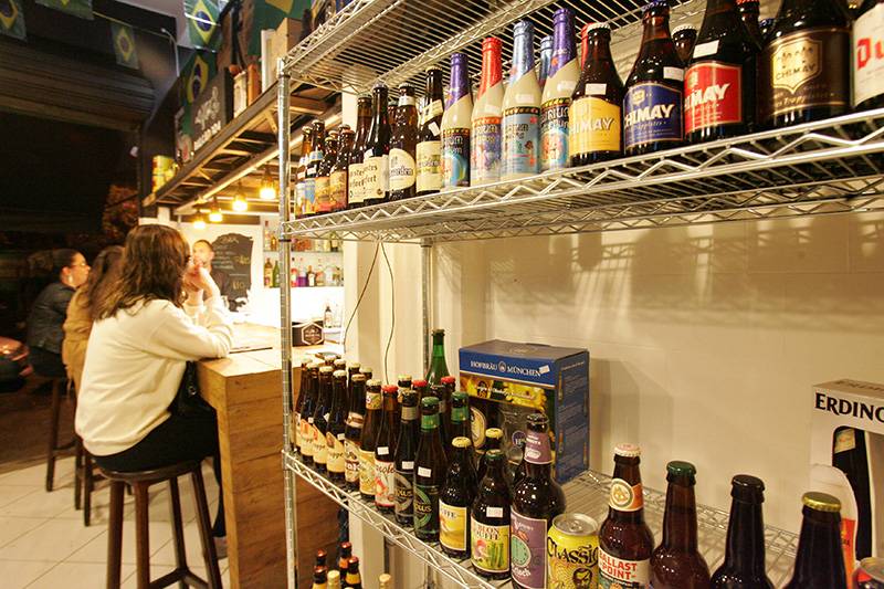 Além de serem armazenadas em geladeiras, as cervejas também encontram-se em prateleiras