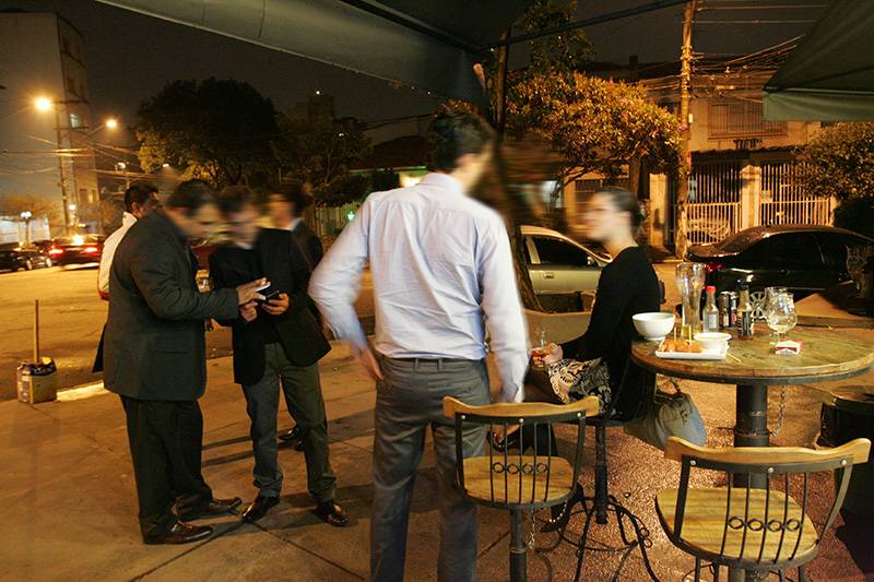 Mesas na área externa do endereço, instalado em uma rua tranquila