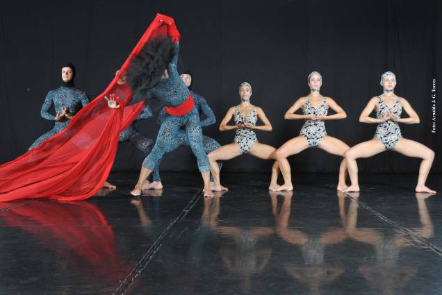 Cena de Figuras e Vozes: bailarinos em cena