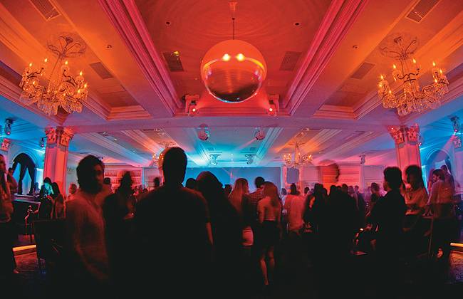 Ballroom: noite para os amigos