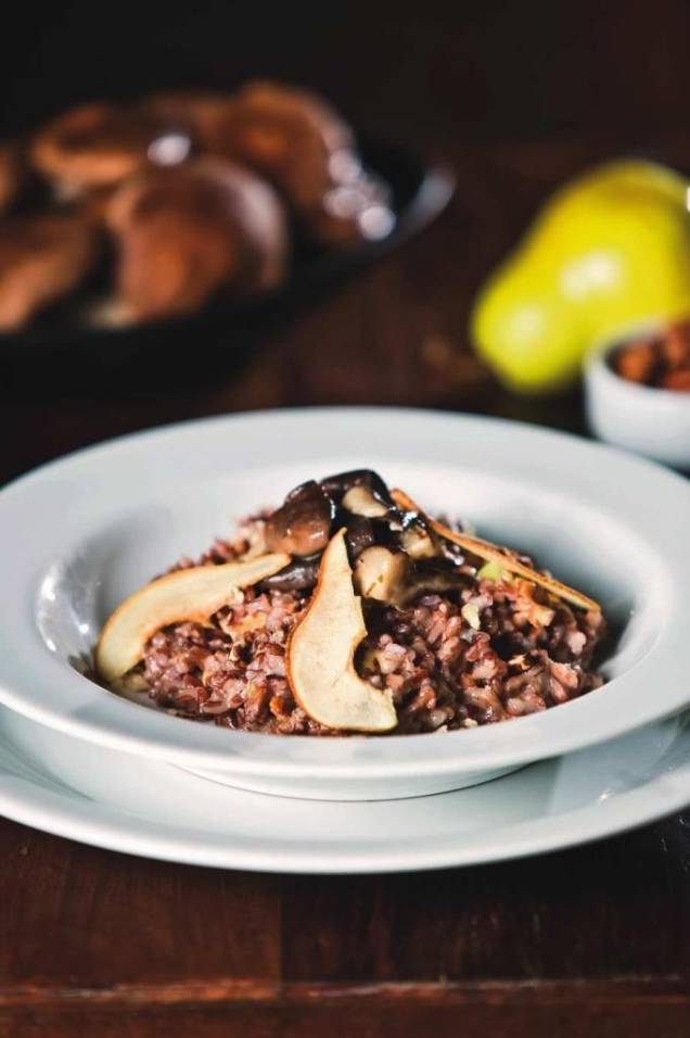 Risoto de arroz-vermelho, shiitake, pera e nozes