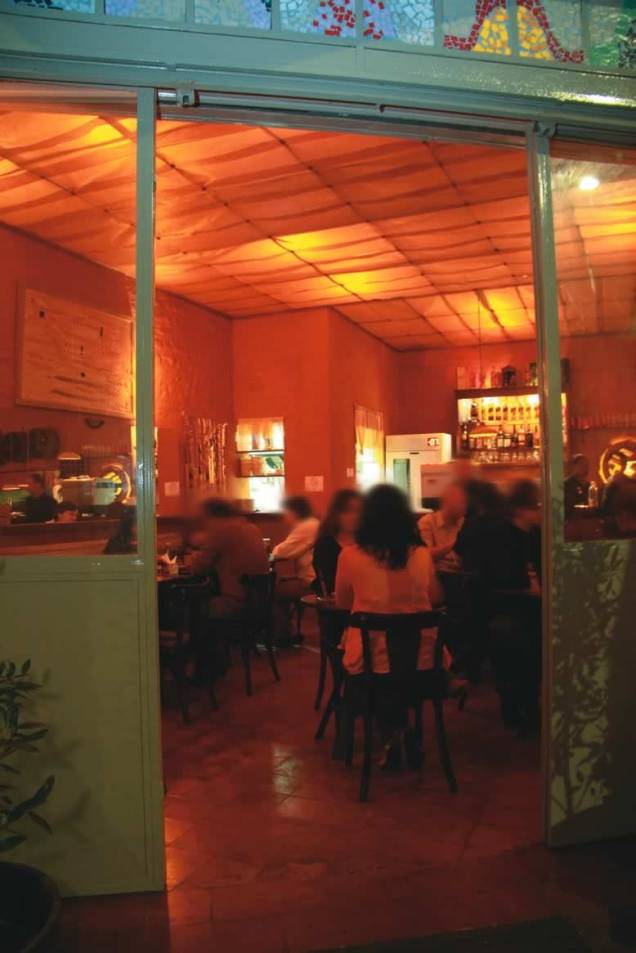 O simpático Bar Higienópolis: decoração toda concebida com papel e papelão reciclados