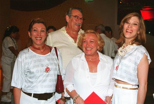 Bárbara Bruno, Paulo Goulart, Nicette Bruno e Beth Goulart na festa de Réveillon a bordo de um barco ,  2002 para 2003