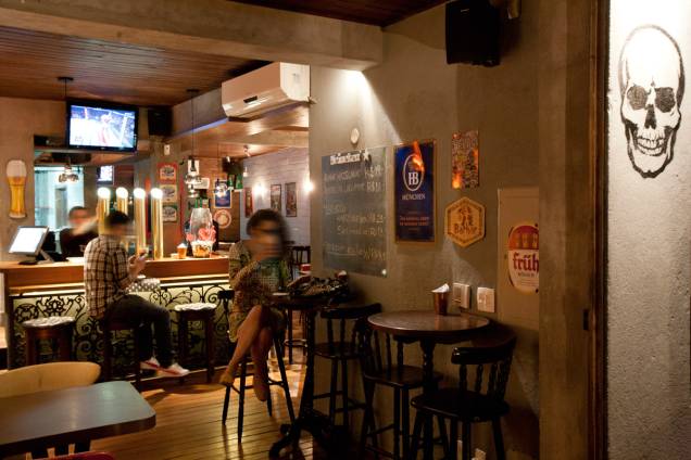 No salão há uma bonita bancada, remanescente da época em que o Donostia funcionava ali No salão há uma bonita bancada, remanescente da época em que o Donostia funcionava ali