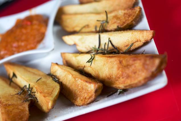 Para petiscar, vá de fritas gordinhas e crocantes ao molho de tomate pedaçudo e picante