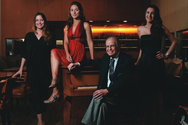 Lorena Lobato, Anna Setton, Mário Edison e Grazielle Carvalho: as cantoras e o pianista fazem apresentações diárias no Baretto