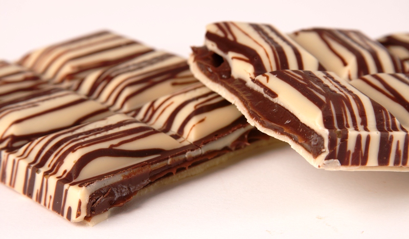 barra-mescla-munik-chocolate-branco-mesclado-com-chocolate-ao-leite-recheado-com-mousse-130g-cx.jpeg