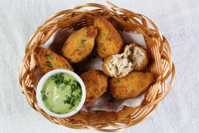 Chamado de coxinha do mona, o salgado é quase sem massa