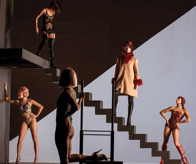 Cena da coreografa Belle, protagonizada por Amalia Alzueta (de casaco): figurinos ousados