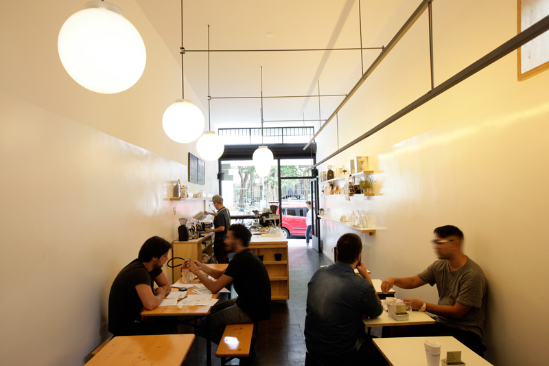 Propositalmente minimalista, a cafeteria não tem frescuras no ambiente