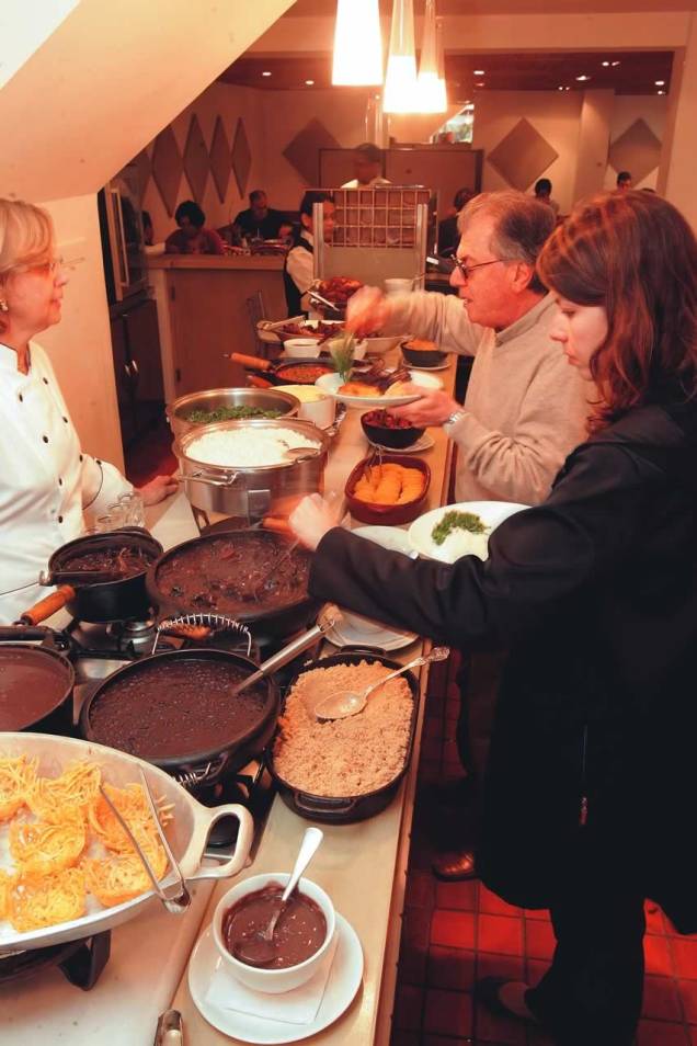 Feijoada em bufê do Beth Cozinha de Estar: servida às quartas e aos sábados Feijoada em bufê do Beth Cozinha de Estar: servida às quartas e aos sábados