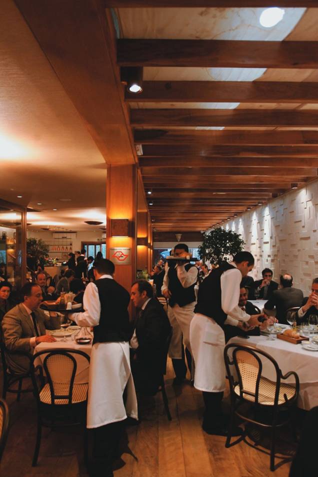 O elegante salão do italiano Tre Bicchieri: receitas do chef Rodrigo Queiroz