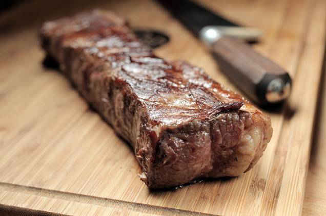 Bife de tira de gado bonsmara assado na brasa Bife de tira de gado bonsmara assado na brasa