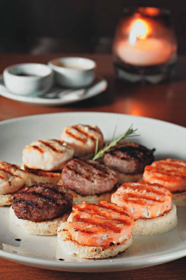 Canapés de hambúrguer (carne, salmão e frango) do Blá