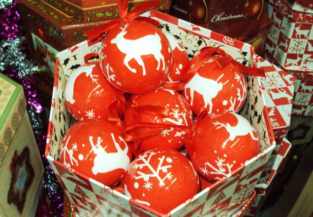Caixa com 14 bolas de Natal estampadas, na Armarinhos Universal