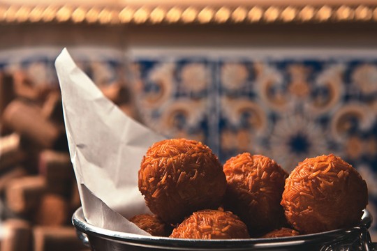 Bolinhos de quatro queijos empanados com macarrão cabelo de anjo