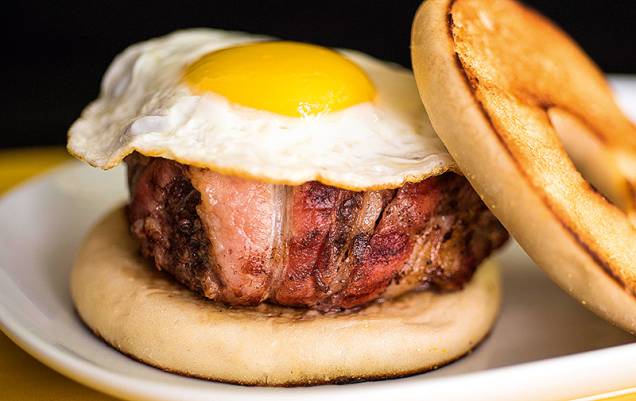 Bombom americano: hambúrguer enrolado em bacon (R$ 31,00)