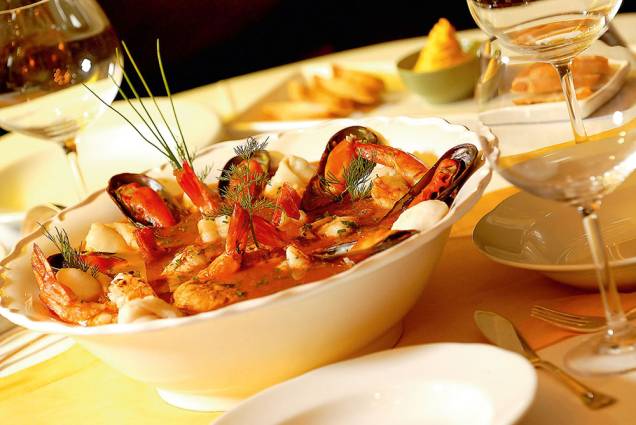 Bouillabaisse: preparado com pescados, o caldo é servido na companhia de pão Bouillabaisse: preparado com pescados, o caldo é servido na companhia de pão