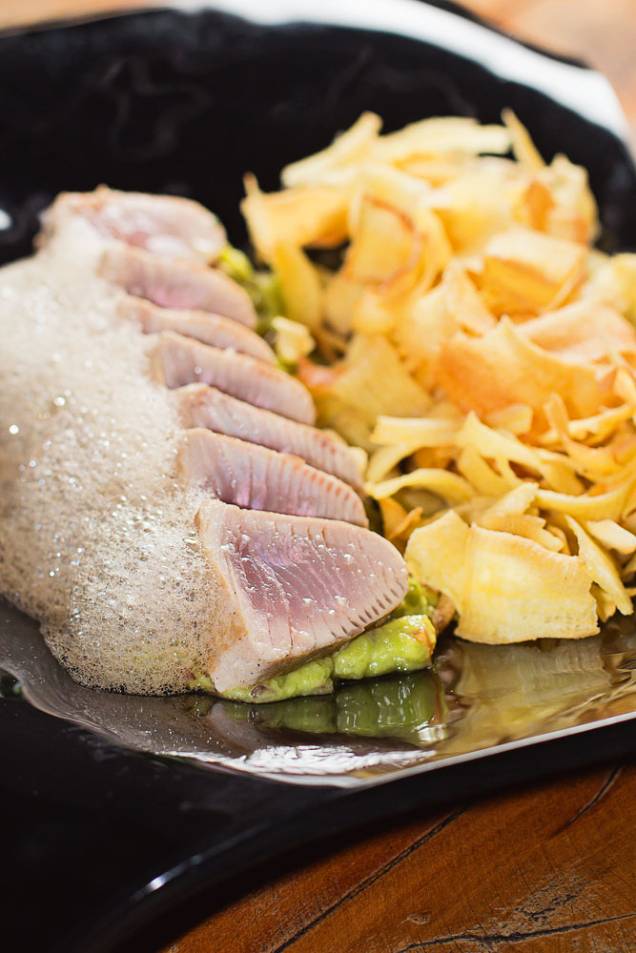 Peixe bonito servido com espuma de shoyu, guacamole e chips de mandioca