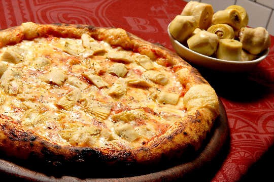 Pizza alcachofrinha: feita com alcachofras em conserva, mussarela e molho de tomate