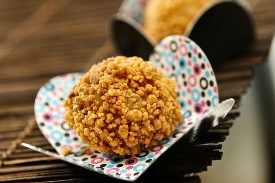 Paçoca: que tal substituir a forma tradicional do doce por uma versão de brigadeiro? Na Brigadeiro Doceria & Café o enroladinho tamanho de festa sai por R$ 2,00 a unidade