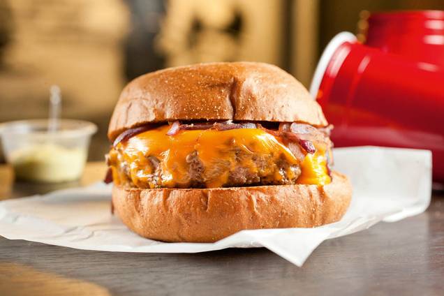 Bronx burger: hambúrguer, cheddar e cebola caramelada