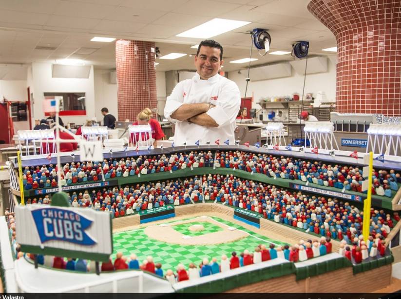 Buddy exibe uma de suas grandiosas criações, um bolo em formato de estádio de beisebol