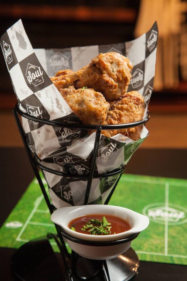 Na hora de petiscar, agrada a porção de buffalo wings, asinhas de frango fritas aqui com o molho picante à parte Na hora de petiscar, agrada a porção de buffalo wings, asinhas de frango fritas aqui com o molho picante à parte