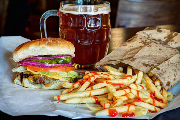 Burger Joint: combinado com fritas da matriz, em Nova York Burger Joint: combinado com fritas da matriz, em Nova York