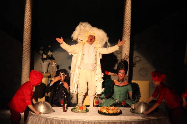 Hugo Possolo em cena da peça O Burguês Fidalgo