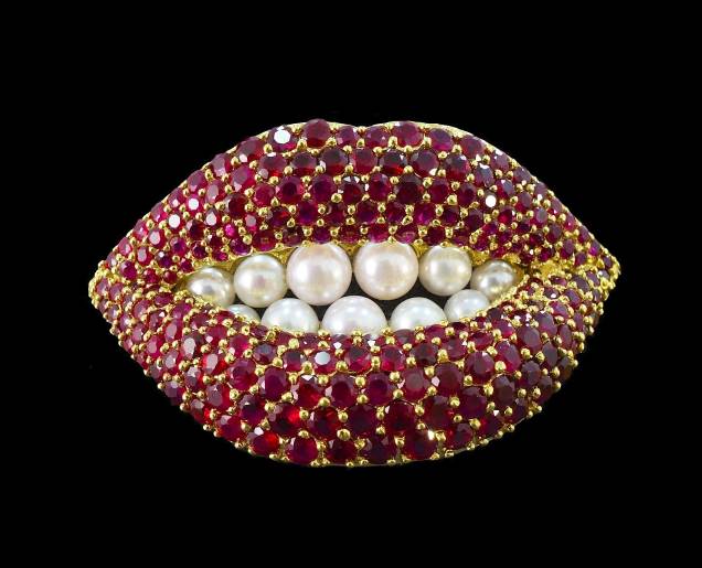 Salvador Dalí desenhou esse broche inspirado nos lábios da atriz Mae West
