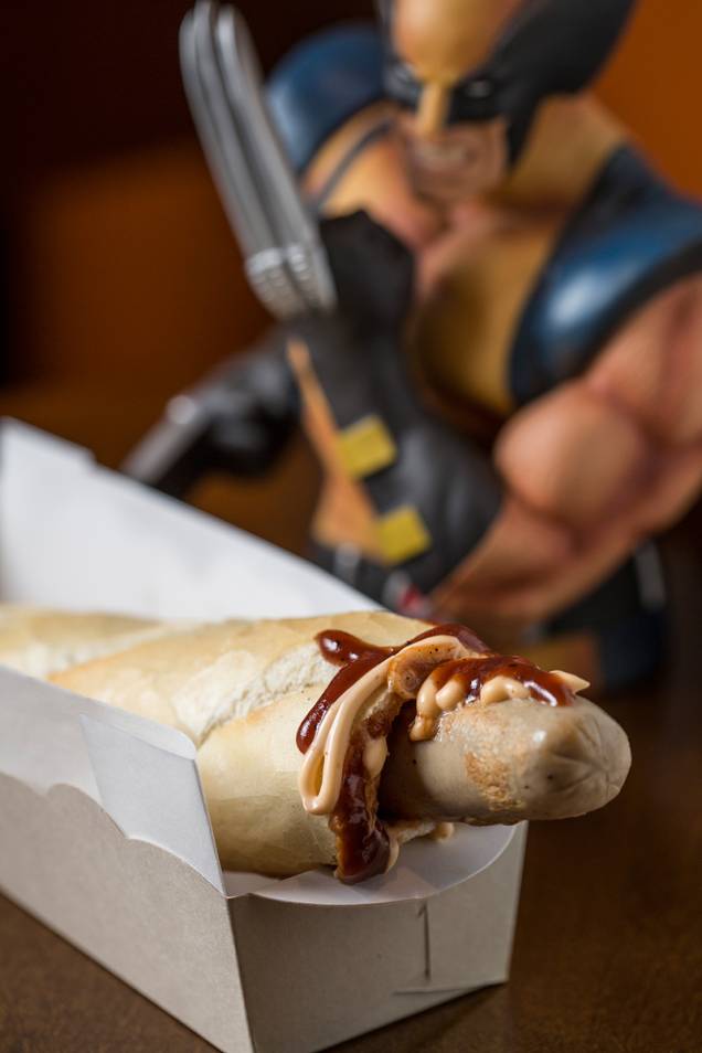 O hot-dog no pão furado traz uma baguete perfurada e preenchida por salsicha e chili de carne e feijão