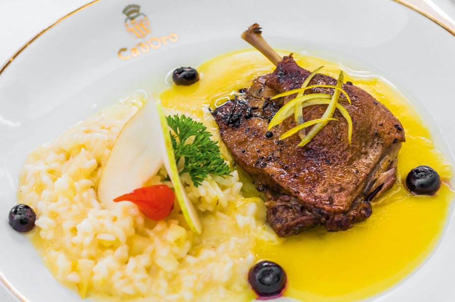 Confit de pato com frutas vermelhas na companhia de risoto de pera