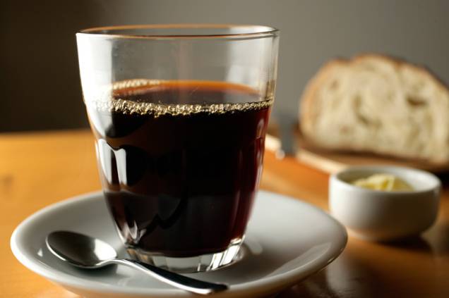 O café coado servido no copo