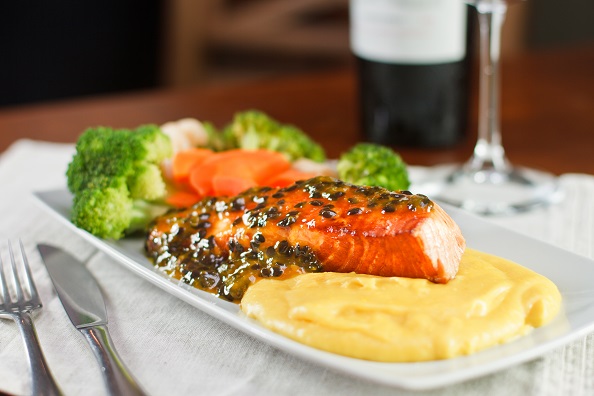 Salmão ao molho de maracujá sobre purê de mandioquinha e legumes ao vapor Salmão ao molho de maracujá sobre purê de mandioquinha e legumes ao vapor