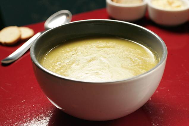 O espesso caldo de ervilha aquece o público O espesso caldo de ervilha aquece o público