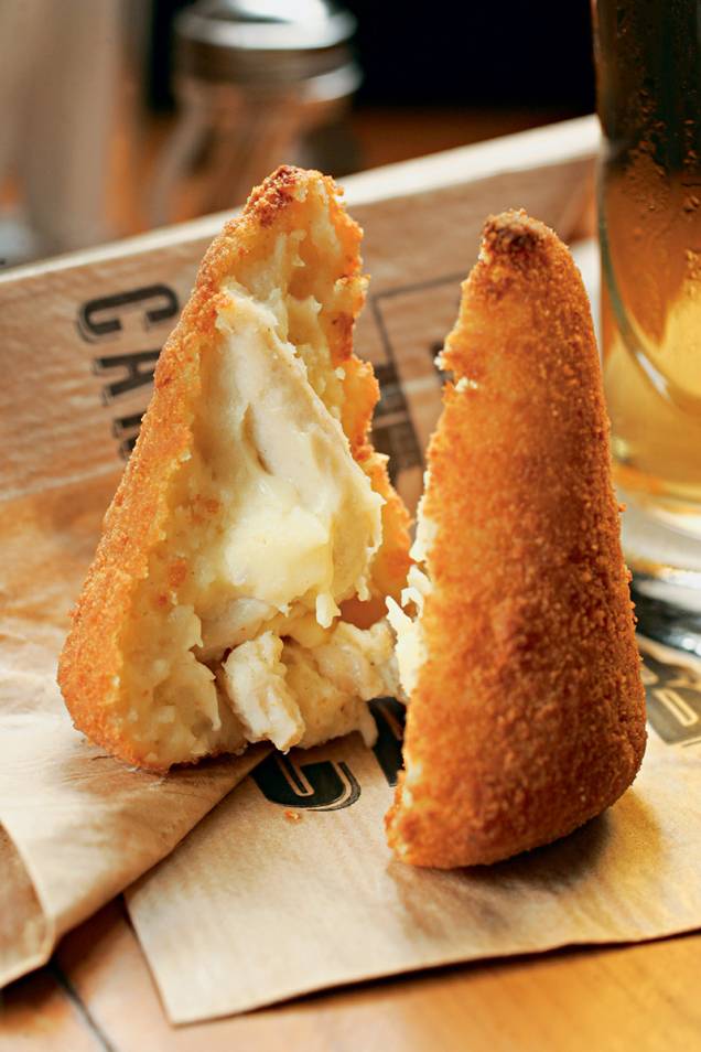 Coxinha de frango com requeijão Coxinha de frango com requeijão