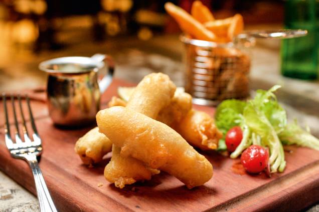 Fish and chips: bastões de bacalhau envoltos em massinha crocante servidos com molho tártaroe fritas sequinhas