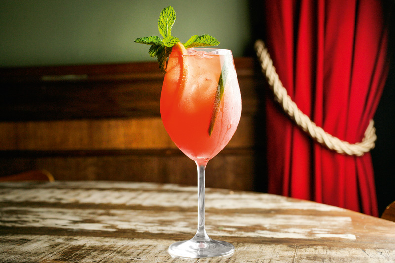 London spritz: combinação de gim, Aperol, grapefruit e espumante London spritz: combinação de gim, Aperol, grapefruit e espumante