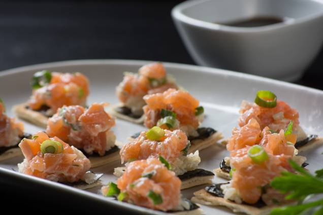 Canapés de Temaki: torradas com nori, salmão, cream cheese, gergelim, cebolinha e arroz cozido