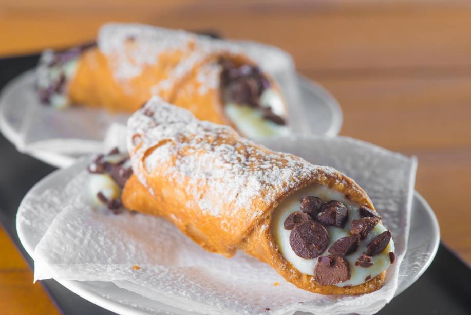 Os cannoli ao estilo siciliano têm massa crocante e recheio levinho