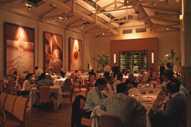 O bem iluminado salão: menu oferece pratos contemporâneos
