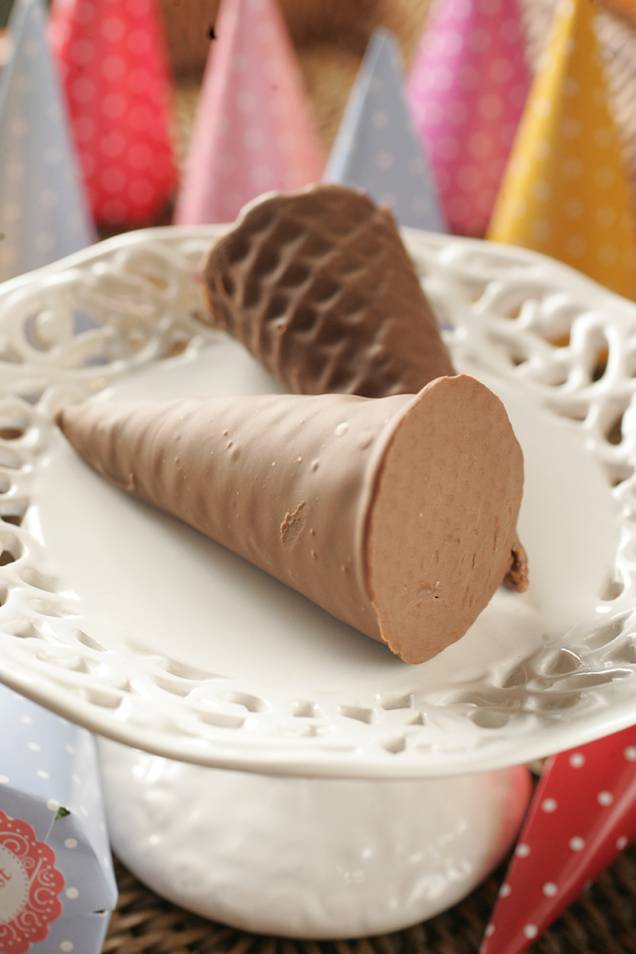 Petit cone de wafer recheado de brigadeiro e coberto por mais chocolate