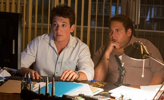 Cães de Guerra dois amigos (Miles Teller e Jonah Hill) e  uma experiência mal sucedida