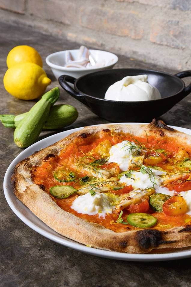 Litoral: manjubinha, burrata, abobrinha e tomate-cereja.