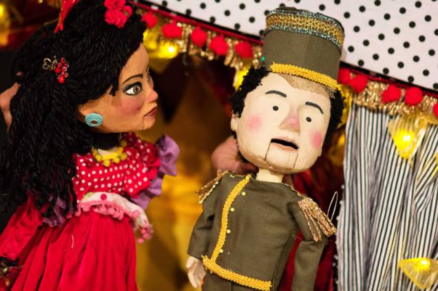 Na adaptação infantil da ópera Carmen, o enredo é apresentado por bonecos manipulados pela atriz Cris Miguel