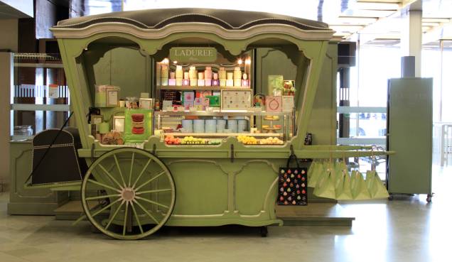 em>Carrosse</em>: uma carruagem de inspiração francesa vende os famosos macarons da marca no Shopping Cidade Jardim