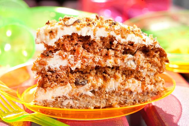 Carrot cake: lascas fininhas de cenoura com creme de manteiga entre as camadas e marshmallow Carrot cake: lascas fininhas de cenoura com creme de manteiga entre as camadas e marshmallow
